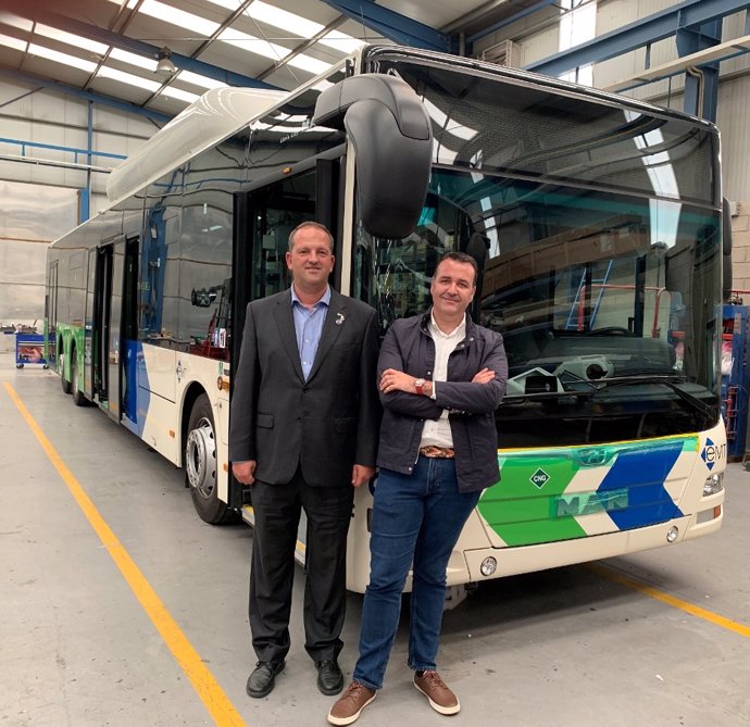 El regidor de Mobilitat, Francesc Dalmau, i el gerent de l'EMT, Mateu Marcús, visiten la fbrica dels nous autobusos de l'EMT.