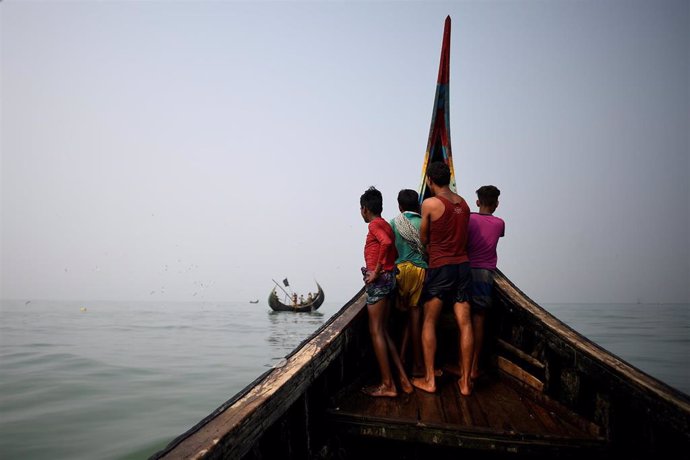 Imagen de un barco con rohingyas en aguas cercanas a Bangladesh