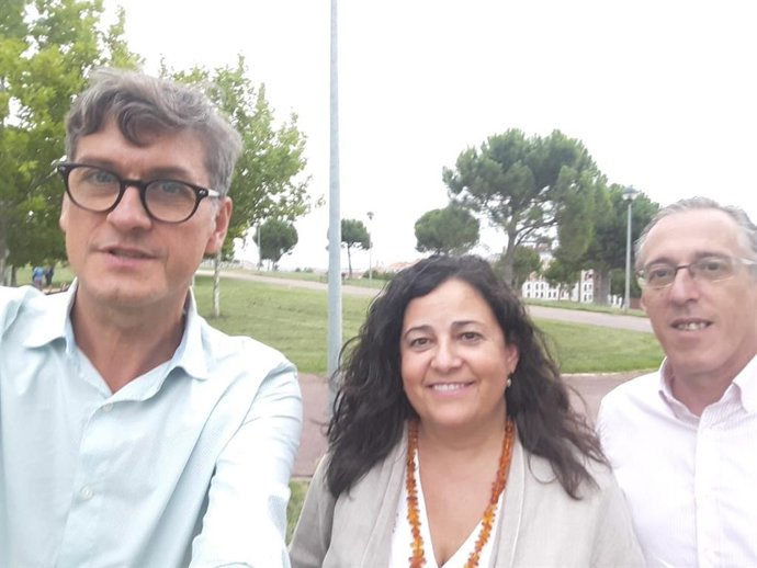 Los concejales del PP, Antonio Ruiz y Ángel Sáinz, con vecinos de Valdegastea