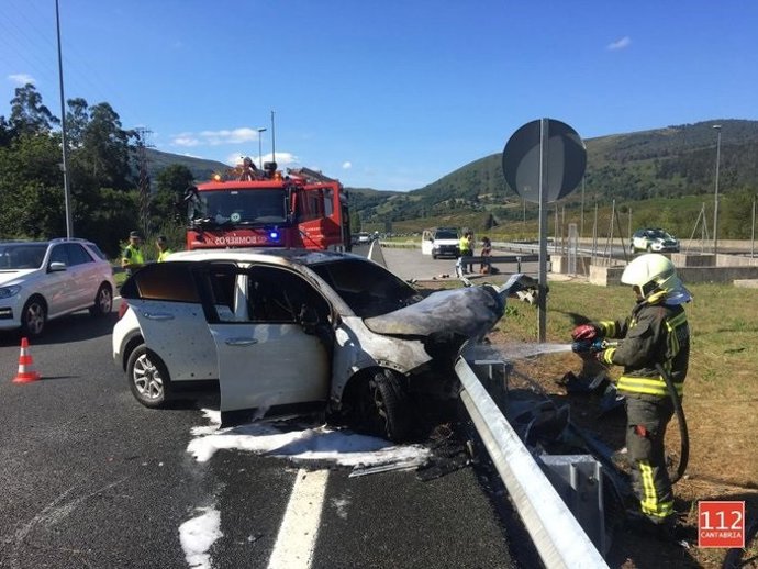 Un coche se sale de la vía y se incendia en la A-67