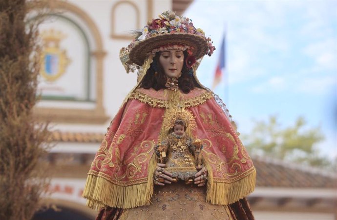 La Virgen del Rocío, en Almonte, ataviada de pastora.