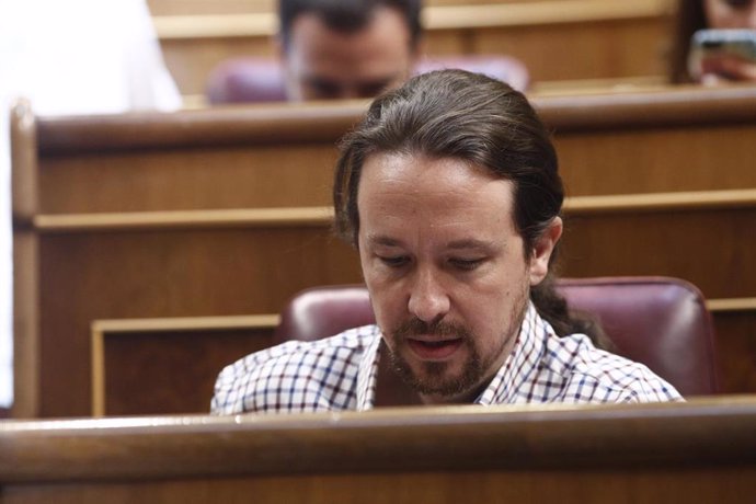 El secretario general de Podemos, Pablo Iglesias, sentado en su escaño del Congreso de los Diputados