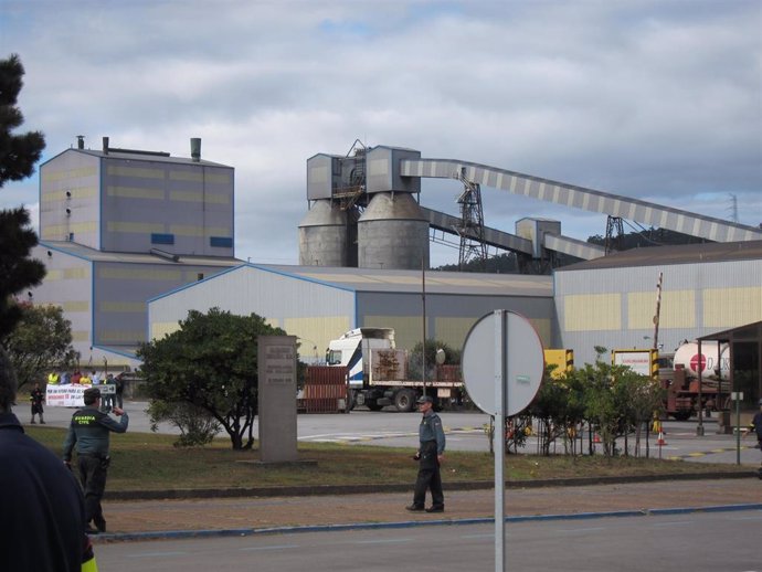 Vista de la factoría de Alcoa en San Cibrao, en Cervo (Lugo).