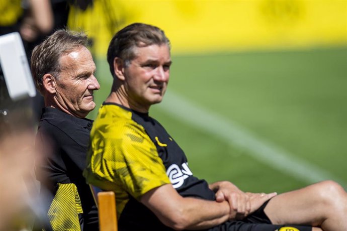 Hans-Joachim Watzke y Michael Zorc observan un entrenamiento de pretemporada del Borussia Dortmund