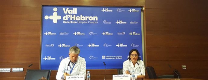 El médico del Servicio de Enfermedades Infecciosas del Vall d'Hebron Adri Curran y la responsable del estudio, la doctora Maria José Buzón