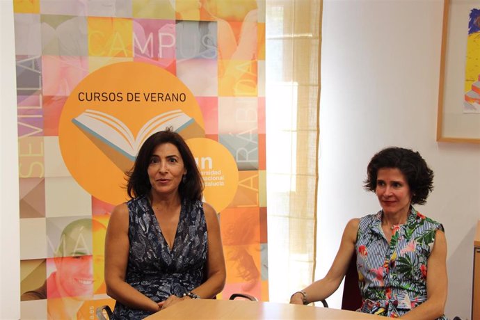 Ángeles Sánchez y María José Ruiz, en los cursos de verano (UNIA), sobre el software Stata