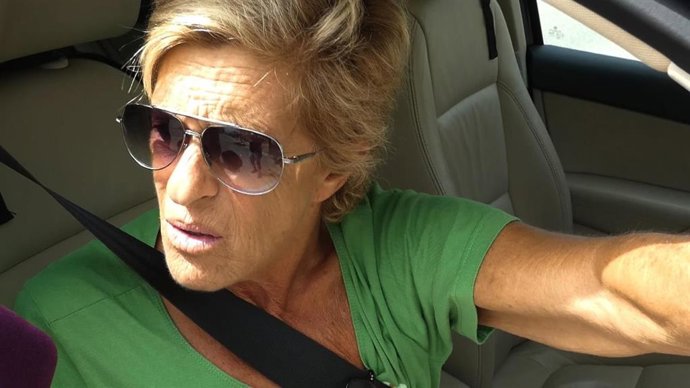 Chelo García Cortés entrando en su domicilio