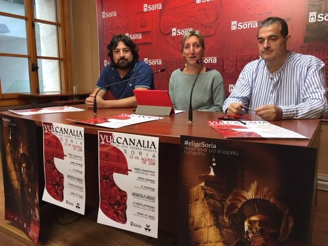 De izquierda a derecha: Rubén García, Yolanda Santos y Alberto Santamaría dan a conocer la programación de la Vulcanalia