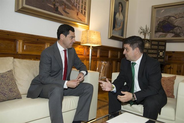 Francisco Reyes (d) y el presidente de la Junta, Juanma Moreno, durante la visita institucional a la Diputación de Jaén del pasado febrero.