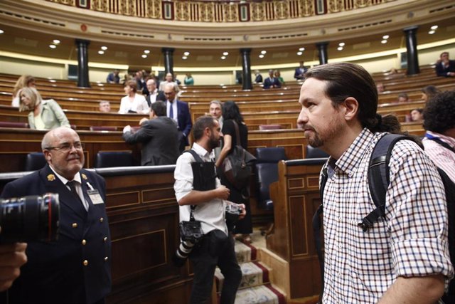 El secretario general de Podemos, Pablo Iglesias, llega al Congreso de los Diputados tras anunciar que su grupo parlamentario se abstendrá en la segunda votación para la investidura del candidato socialista a la Presidencia del Gobierno