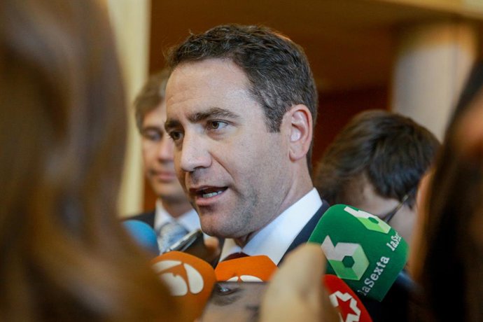El secretari general del PP, Teodoro García Egea, fent declaracions als mitjans comunicació a l'Assemblea de Madrid.
