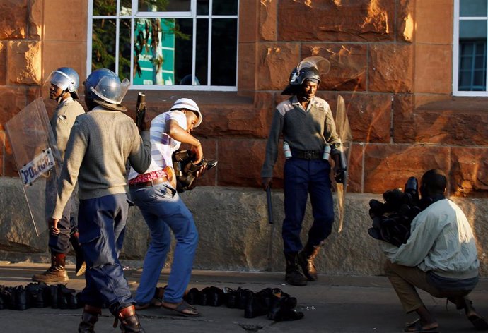 Policía y manifestantes en Bulawayo