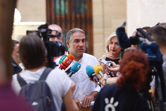 El consejero de Presidencia, Administración Pública e Interior y portavoz de la Junta de Andalucía, Elías Bendodo, atiende a los medios de comunicación.
