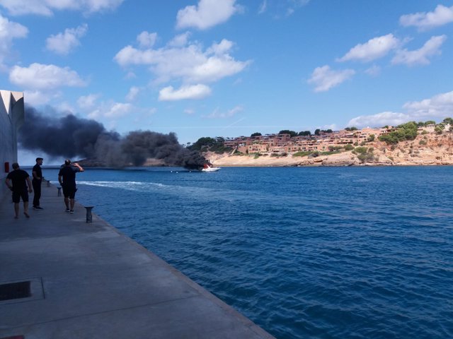 Moment de l'incendi a una embarcació a Port Adriano