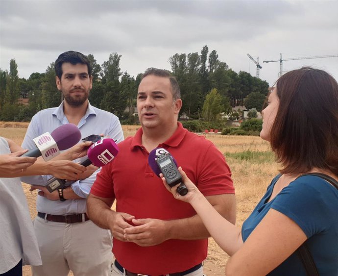 El edil del PP, Jaime Carnicero, atiende a los medios tras visitar las obras del hospital
