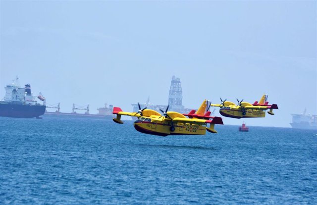 Dos hidroaviones, trabajan en las labores de extinción del incendio de la isla de Gran Canaria.