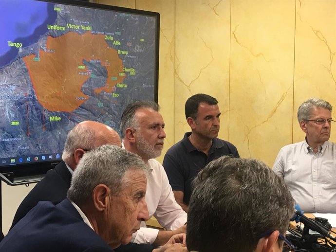 El presidente del Gobierno de Canarias, Ángel Víctor Torres, y el jefe del servicio técnico de Medio Ambiente del Cabildo de Gran Canaria, Luis Fernando Arencibia, en la rueda de prensa para informar sobre la evolución del incendio de Valleseco