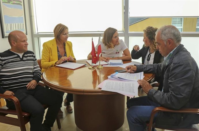 La consejera de Presidencia, Interior, Justicia y Acción Exterior, Paula Fernández, se reúne con representantes de la Mancomunidad de  Iguña