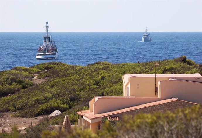 El vaixell de l'Armada Espanyola 'Audaz' recollir els migrants de l'Open Arms.