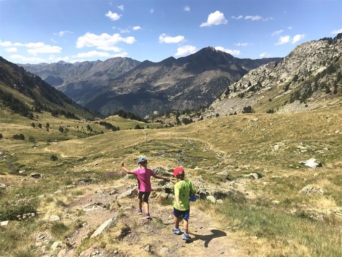 Dos niños en manga corta en Sorteny (Andorra), a 2.800 metros de altitud, este verano.