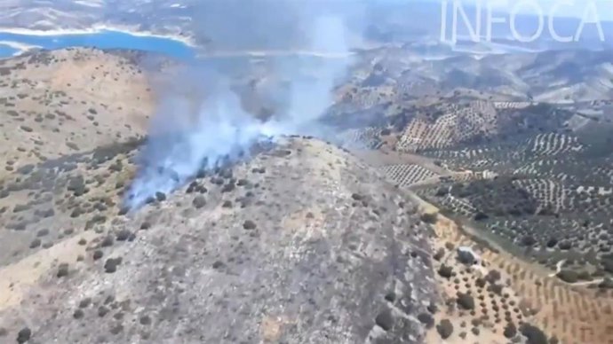 Incendio junto al embalse de Iznájar