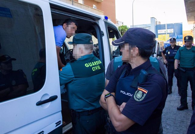 Uno de los detenidos por su presunta relación con el apuñalamiento al jefe de la Policía Local de Punta Umbría en  los juzgados de Huelva