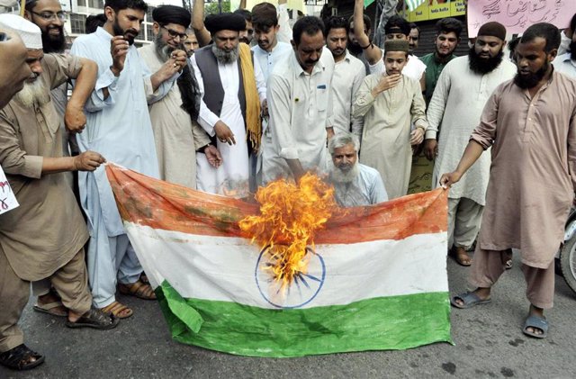 Quema de una bandera india en Lahore por la disputa sobre Cachemira