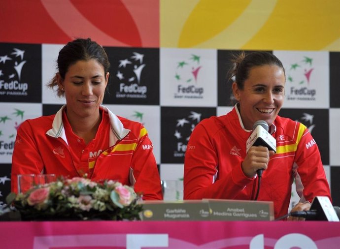 La capitana del equipo español de Copa Federación, Anabel Medina, junto con Garbiñe Muguruza.