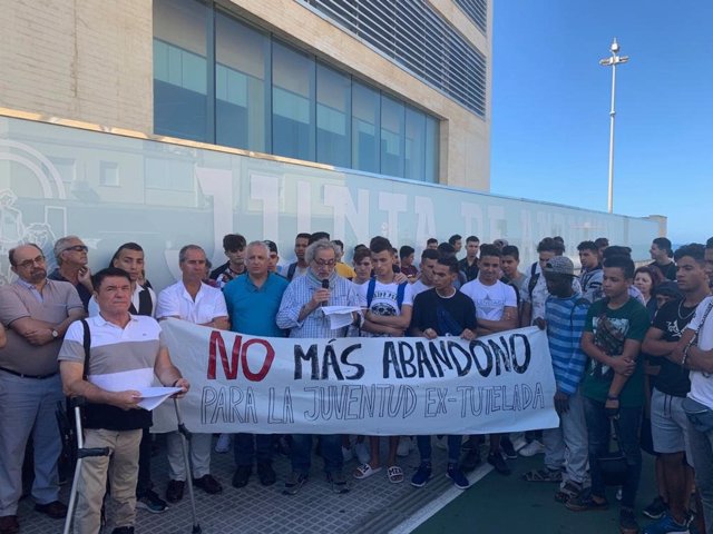 Concentración en Cádiz para pedir a la Junta que "no eche a la calle sin recurso alternativo" a jóvenes extutelados