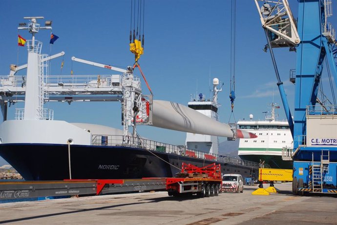 Granada.-Puertos.-Primer embarque por Motril de palas para aerogeneradores de mayores dimensiones fabricadas en España