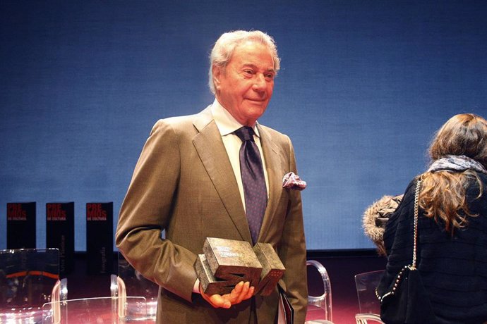 El actor Arturo Fernández recibe el 'Premio Cultura de la Comunidad de Madrid' en 2011.