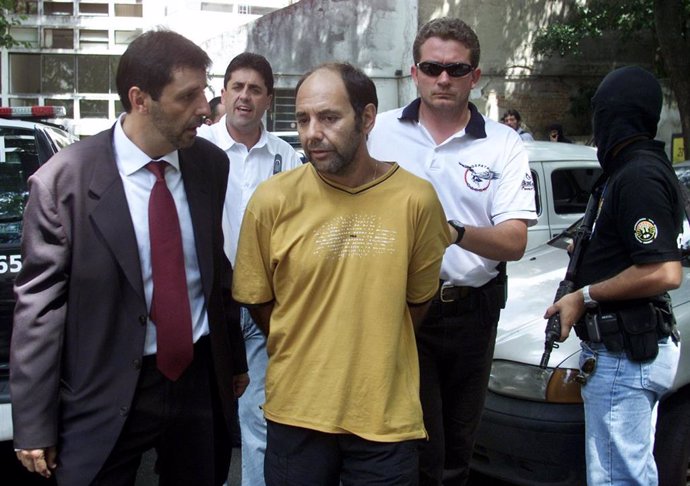 Mauricio Hernandez Norambuena escoltado por policías en Sao Paulo en 2002
