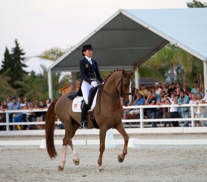 Beatriz Ferrer-Sala a lomos de Delgado
