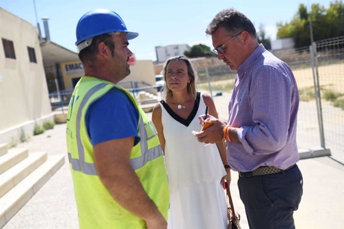 Visita de Isabel Albás y Manuel Torrejimeno a las obras del campo de fútbol de la calle Marbella