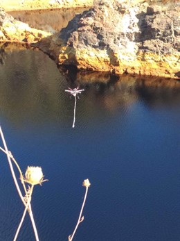 Un dron sobrevuela el agua de la mina de La Zarza.