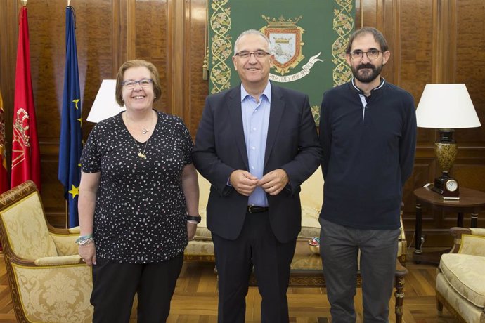 Mercedes Ruiz de Galarreta, presidenta de la asamblea local de Cruz Roja Pamplona; el alcalde de Pamplona, Enrique Maya, y Rafael Huarte, nuevo presidente de Cruz Roja Navarra.