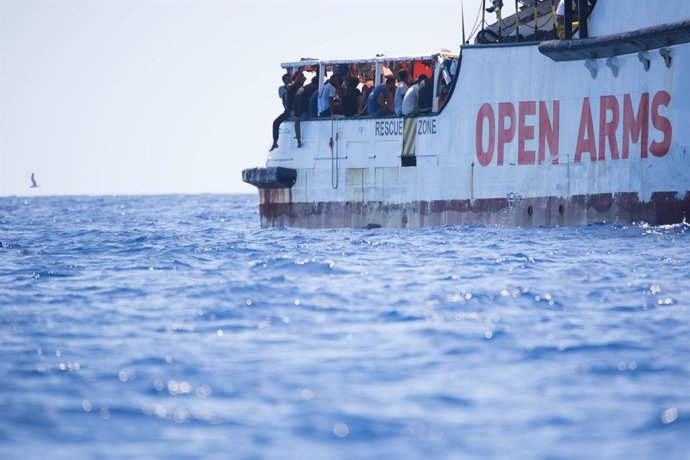 HANDOUT - 16 August 2019, Italy, Lampedusa: Migrants rescued from sea stand on the deck of rescue ship "Open Arms", of the aid organisation Proactiva Open Arms. Photo: Friedrich Bungert/SeaWatch/dpa - ACHTUNG: Nur zur redaktionellen Verwendung und nur m