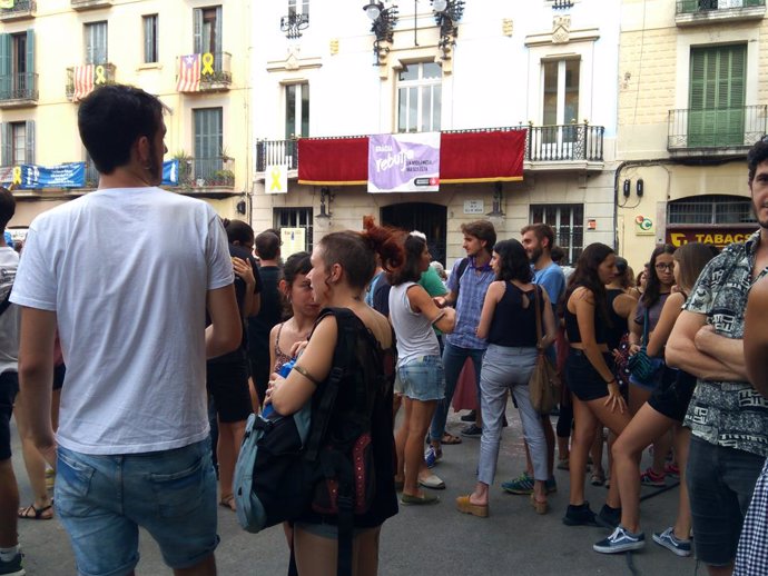 Concentració a la plaa de la Vila de Grcia contra la violació a una dona quan tornava de la Festa Major del barri barceloní la matinada del diumenge.