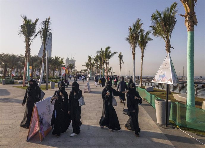 Mujeres paseando en Yida, Arabia Saudí
