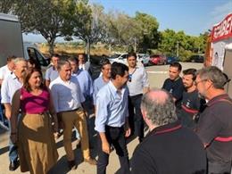 El presidente de la Junta, Juanma Moreno, se desplaza al puesto de mando instalado por el incendio de Estepona