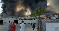 Sucesos.-Siguen las labores de extinción del incendio de una planta de muebles de baño cercana a Villa del Río
