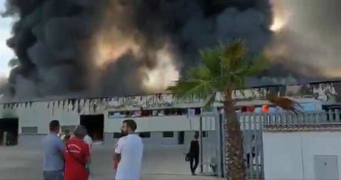 Incendio en la fábrica de muebles de baño de Villa del Río