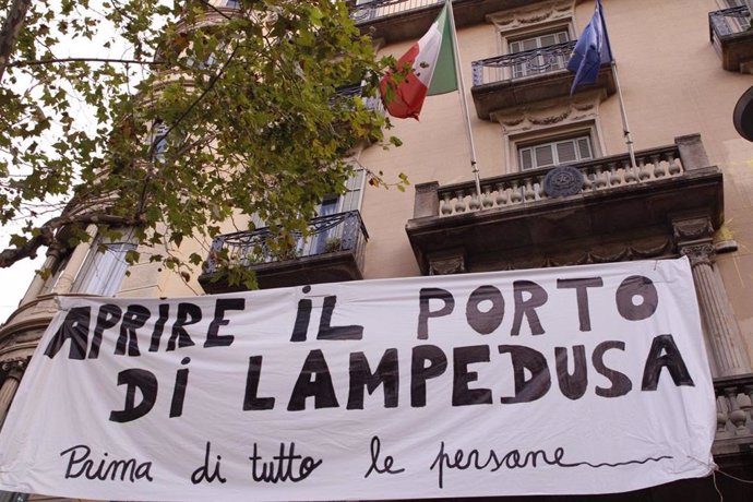 Pancarta colgada por Caravana Obrim Fronteres y Stop Mare Mortum ante el consulado italiano en Barcelona pidiendo abrir el puerto de Lampedusa.