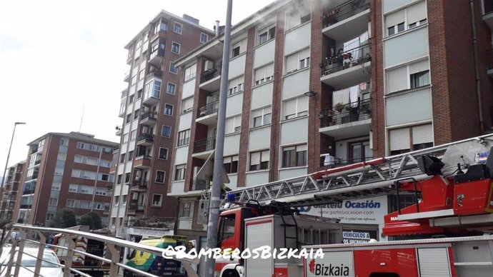 Zona acordonada en Leioa (Bizkaia) donde se ha producido un incendio en un cuarto piso