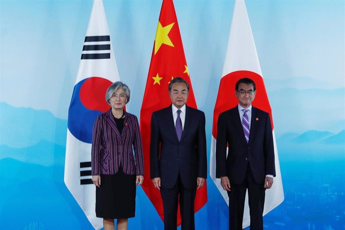 Los ministros de Exteriores def China, Corea del Sur y Japón en Pekín