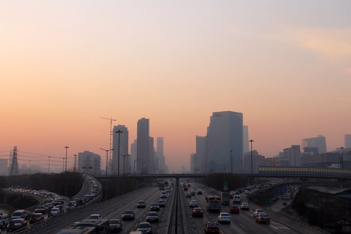Contaminación del aire visible en una gran ciudad