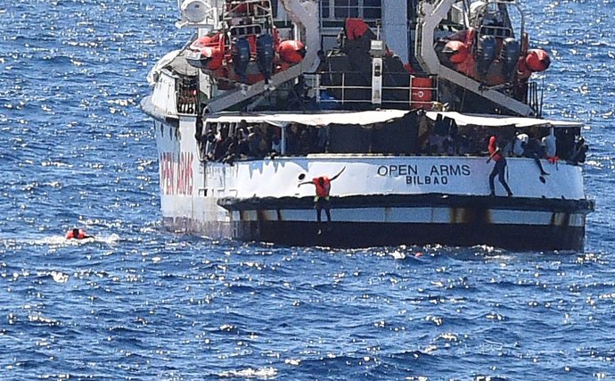 Migrantes a bordo del Open Arms saltan al agua