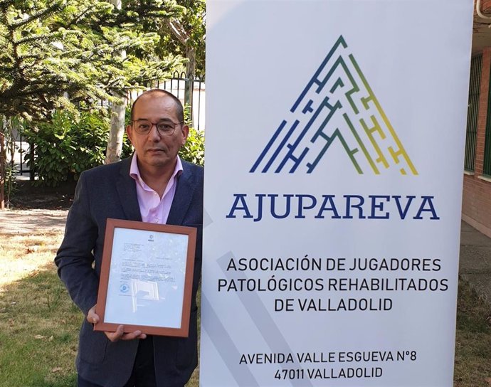 El presidente de Ajupareva, Ángel Aranzana, con el certificado de calidad ISO 9001:2015.