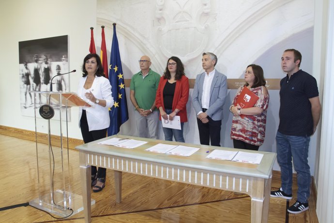 Firma del acuerdo de gobernabilidad entre PSOE, IU y Podemos-Equo en el Parlamento de La Rioja