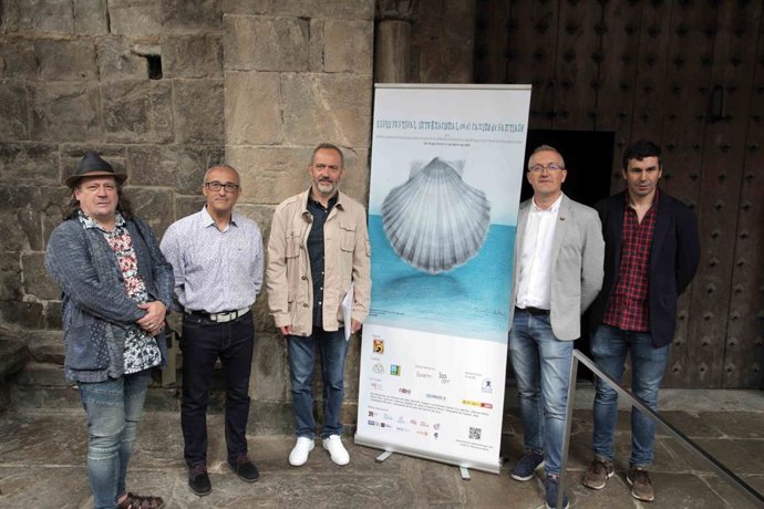 El alcalde de Jaca, Juan Manuel Ramón, junto a diferentes representantes políticos y colaboradores del Festival Internacional en el Camino de Santiago durante la presentación este martes del Mercado Medieval de las Tres Culturas.